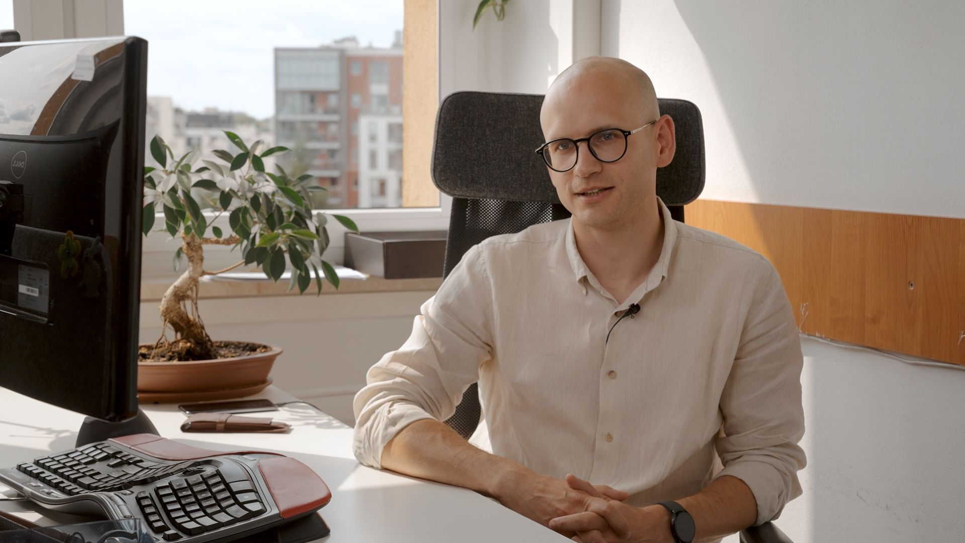 Na zdjęciu naukowiec siedzący przy komputerze
