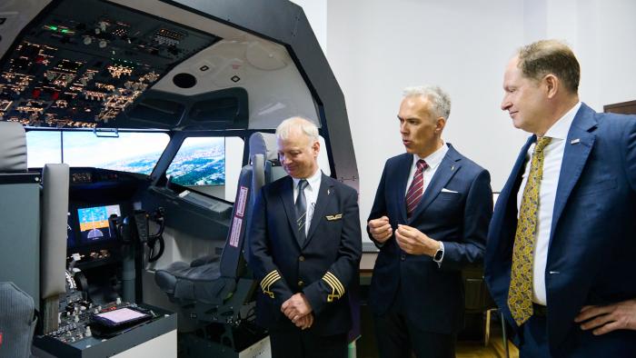Na zdjęciu pilot kapitan Jacek Mainka, dr inż. Maciej Zasuwa oraz ambasador Mark Brzezinski przy nowym symulatorze