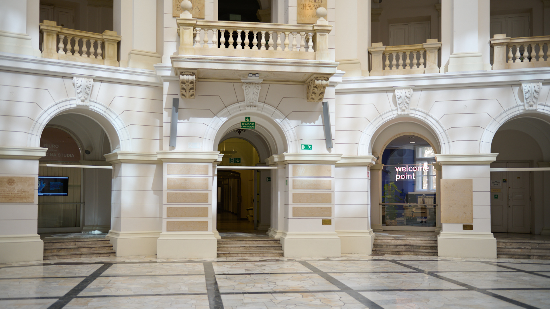 Na zdjęciu wnętrze Dużej Auli z widocznym w oknie neonem Welcome Point