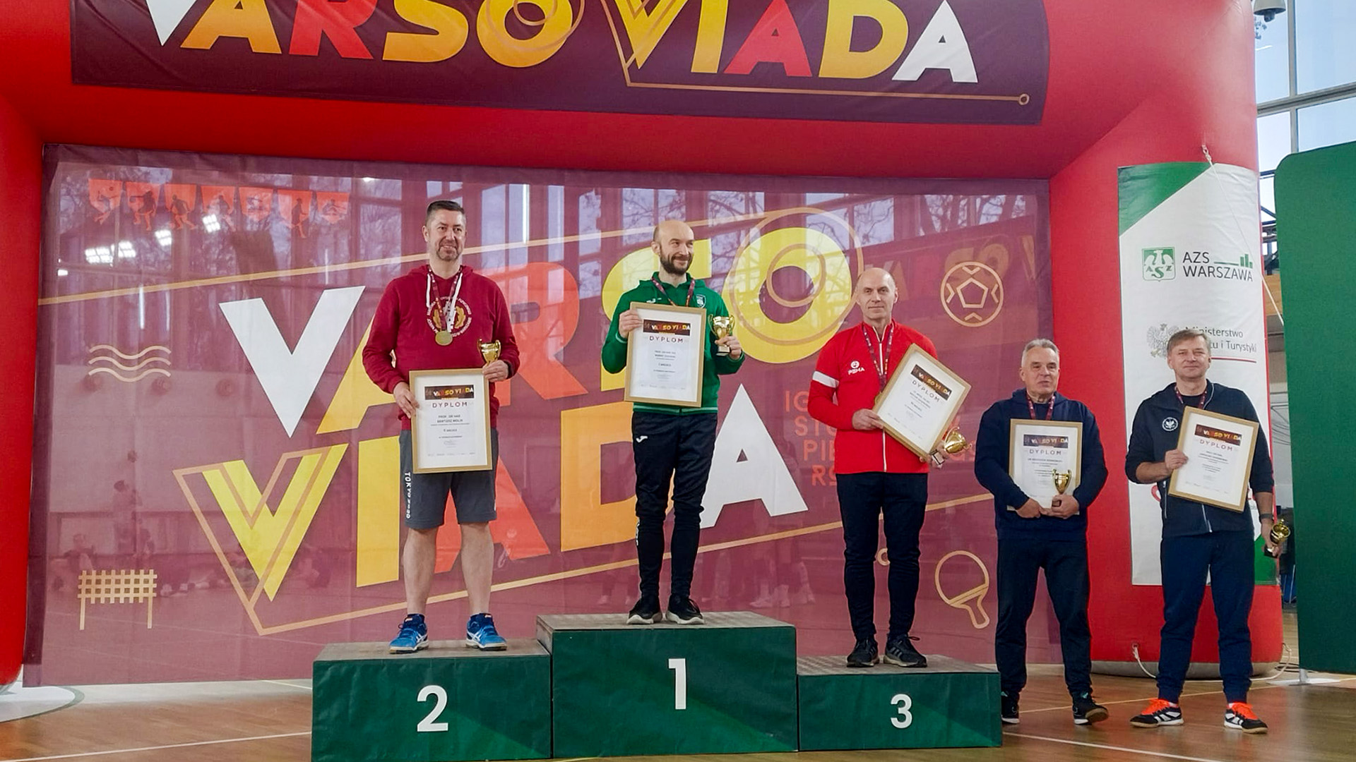 Na zdjęciu przedstawiciele uczelni startujący w trójboju rektorskim stojący na podium