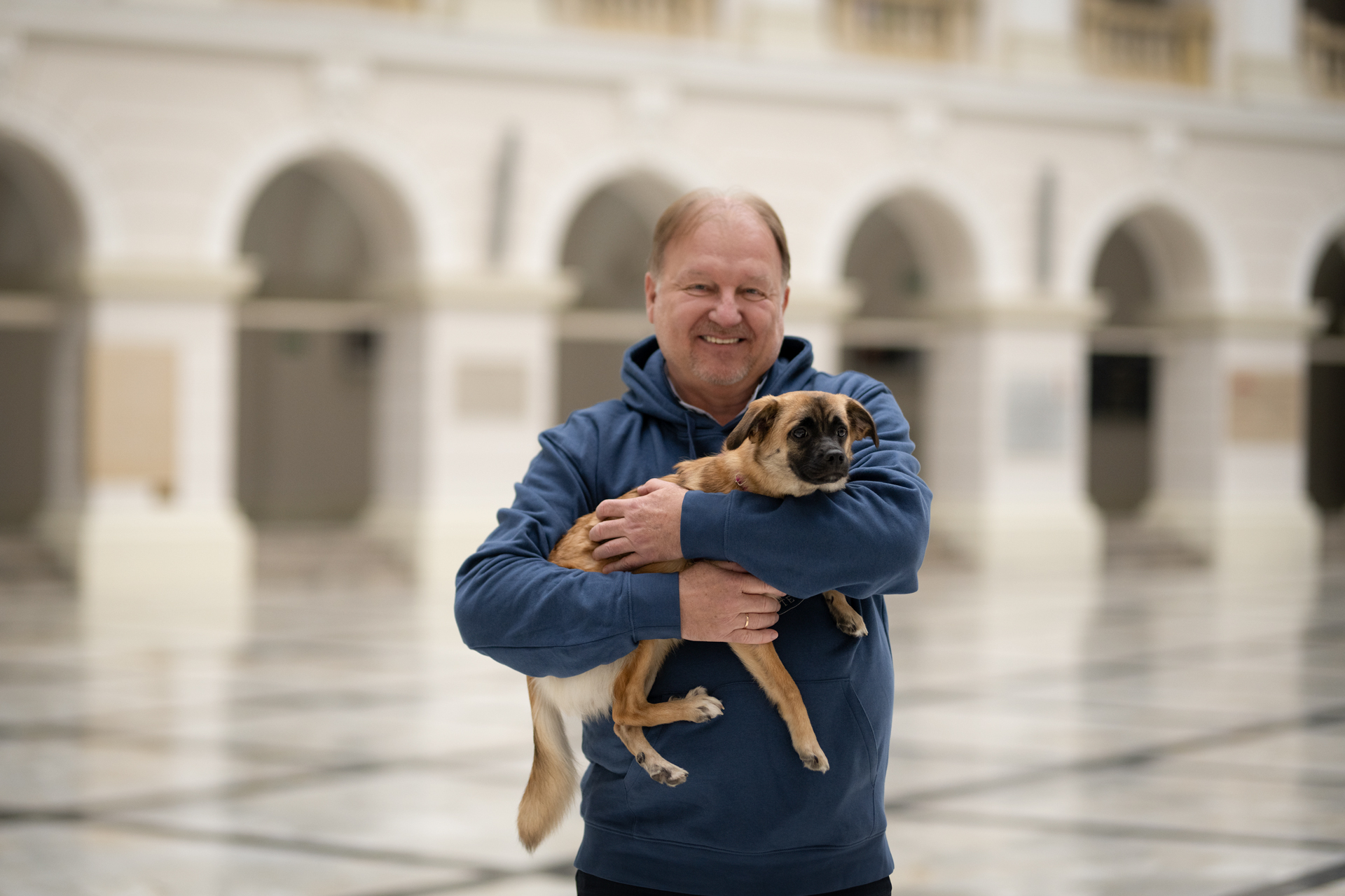 Na zdjęciu Rektor PW prof. Krzysztof Zaremba trzymający na rękach Bezę