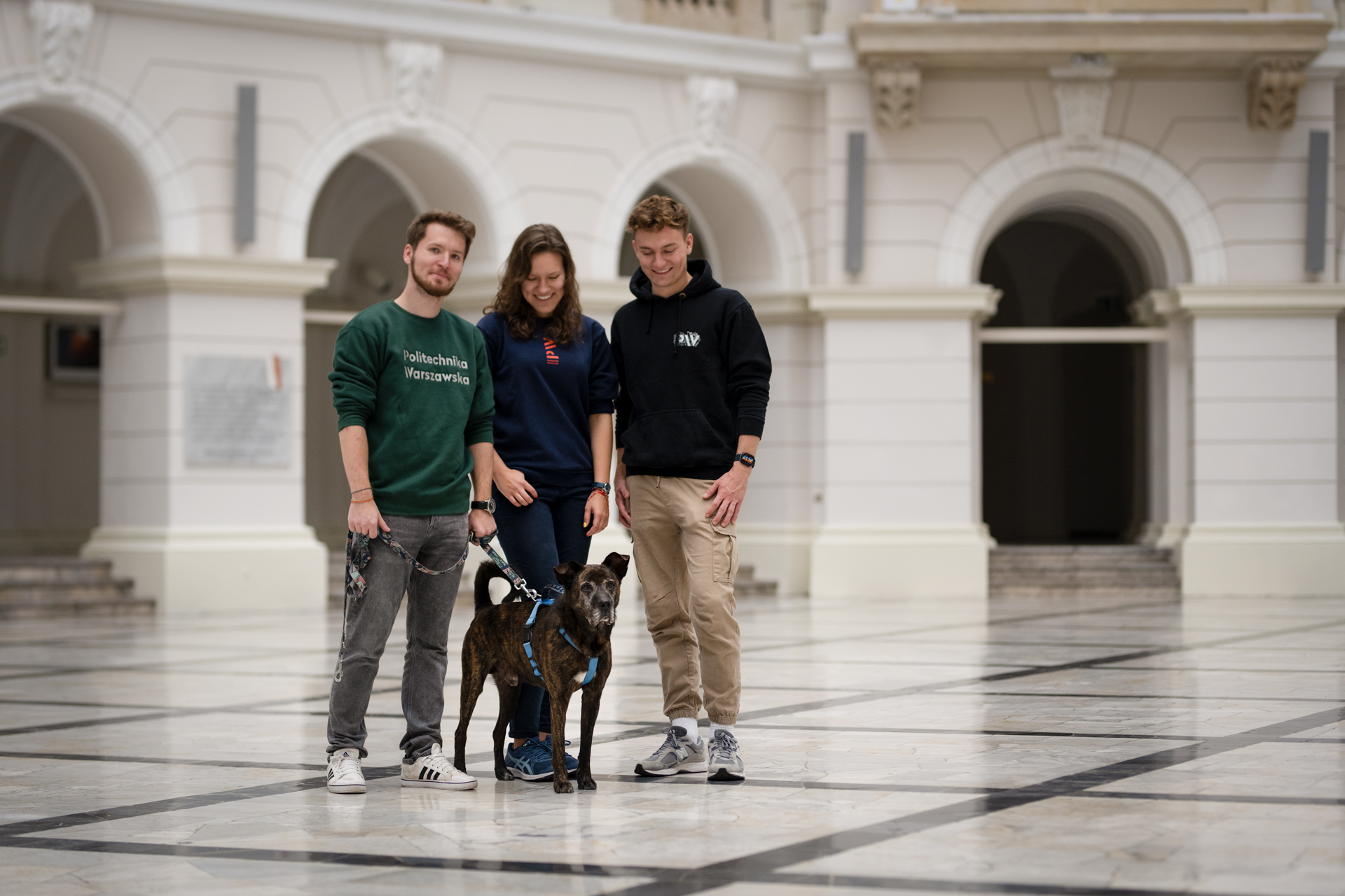 Na zdjęciu Max razem ze studentami