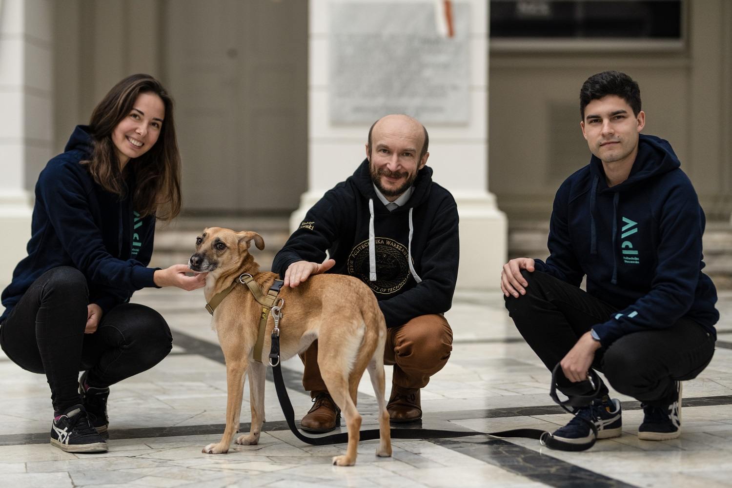 Pies Koko, a wraz z nią prof. Robert Zalewski, Prorektor ds. Studenckich oraz Gabriela Komorowska i Krzysztof Kalinowski z Rady Doktorantów