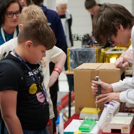 Na zdjęciu uczestnicy pokazu Koła Naukowego Biotechnologów Herbion