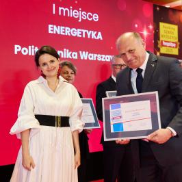 Na zdjęciu prof. Artur Rusowicz, Dziekan Wydziału Mechanicznego Energetyki i Lotnictwa odbiera dyplom za ranking Perspektyw 2025