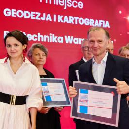 Na zdjęciu prof. Janusz Walo, Dziekan Wydziału Geodezji i Kartografii odbiera dyplom za ranking Perspektyw 2025