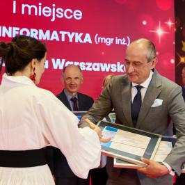 Na zdjęciu prof. Tomasz Starecki, Dziekan Wydziału Elektroniki i Technik Informacyjnych odbiera dyplom za ranking Perspektyw 2025 
