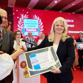 Na zdjęciu prof. Marianna Jacyna, Dziekan Wydziału Transportu odbiera dyplom za ranking Perspektyw 2025 
