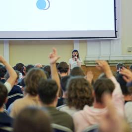 Na zdjęciu Mała Aula wypełniona ludźmi 