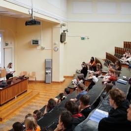 Na zdjęciu aula wypełniona ludźmi