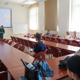 Na zdjęciu sala wypełniona ludźmi