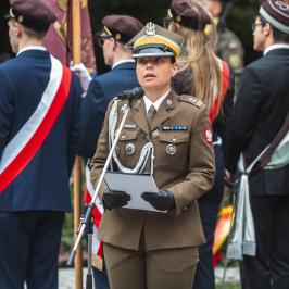 Na zdjęciu dowódca 1 Batalionu Czołgów ppłk Katarzyna Lachowicz podczas przemowy przy pomniku Batalionu "Golski"