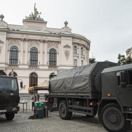 Na zdjęciu sprzęt wojskowy na placu przed Gmachem Głównym PW