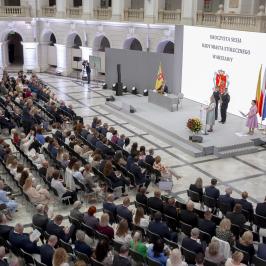 Na zdjęciu ę uroczysta sesja Rady m.st. Warszawy z okazji Dnia Pamięci Warszawy - widok z krużganków Gmachu Głównego