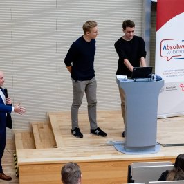 Na zdjęciu uczestnicy spotkania z cyklu „Absolwenci w branży” na Wydziale Geodezji i Kartografii 