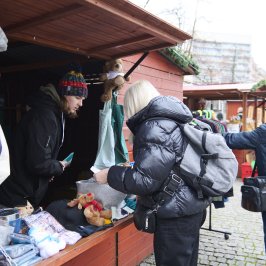 Na zdjęciu ludzie przy domku PW podczas Kiermaszu Świątecznego