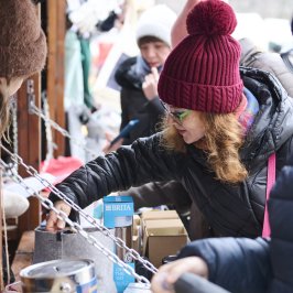 Na zdjęciu ludzie przy domku PW podczas Kiermaszu Świątecznego