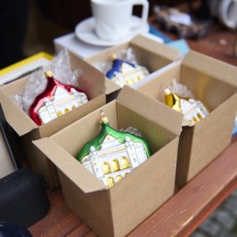 Na zdjęciu gadżety PW na Kiermaszu Świątecznym 2025