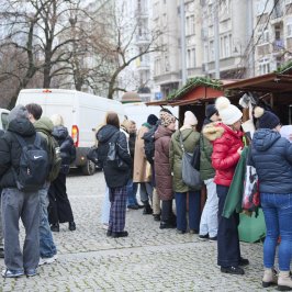 Na zdjęciu ludzie przy domku PW podczas Kiermaszu Świątecznego