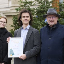 Na zdjęciu wręczanie Stypendium pod choinkę 2025