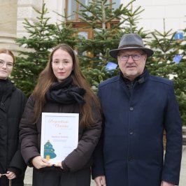 Na zdjęciu wręczanie Stypendium pod choinkę 2025