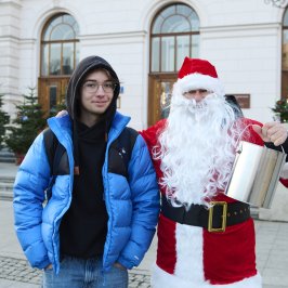 Na zdjęciu św. Mikołaj ze studentem PW