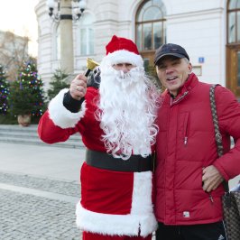 Na zdjęciu św. Mikołaj z pracownikiem PW