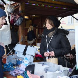 Na zdjęciu ludzie przy domku PW podczas Kiermaszu Świątecznego