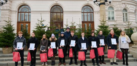 Na zdjęciu laureaci Stypendium pod choinkę 2024 z Rektorem PW prof. Krzysztofem Zarembą