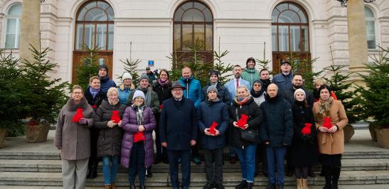 Na zdjęciu Dziekani, Prodziekani i przedstawiciele Wydziałów z Rektorem PW podczas Kiermaszu Świątecznego PW
