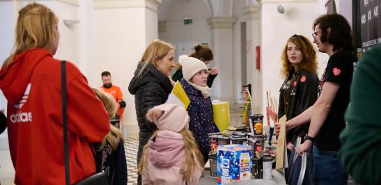 Na zdjęciu ludzie na stanowisku Niezależnego Zrzeszenia Studentów podczas finału Wielkiej Orkiestry Świątecznej Pomocy na Politechnice Warszawskiej