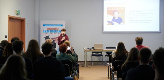 Na zdjęciu sala wypełniona ludźmi podczas prezentacji Politechniki Warszawskiej na Międzynarodowym Salonie Edukacyjnym