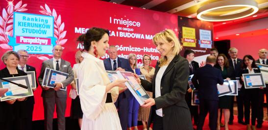 Na zdjęciu prof. Renata Walczak, Prorektor ds. Filii w Płocku oraz Dziekan Wydziału Budownictwa, Mechaniki i Petrochemii odbiera dyplom za ranking Perspektyw 2025 