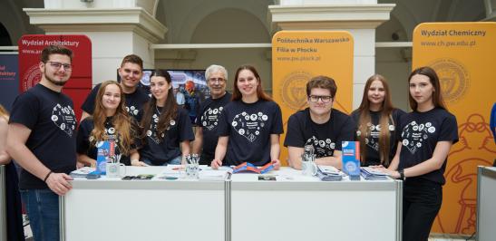 Na zdjęciu ludzie podczas Drzwi Otwartych PW 2025