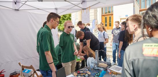 Na zdjęciu koła naukowe prezentują swoje projekty 
