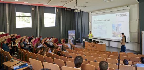 Na zdjęciu aula wypełniona ludźmi