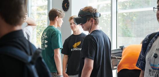Na zdjęciu człowiek w goglach VR
