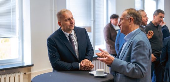 Na zdjęciu uczestnicy spotkania z cyklu „Absolwenci w branży” na Wydziale Samochodów i Maszyn Roboczych