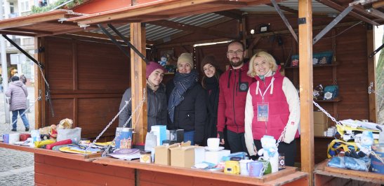 Na zdjęciu ludzie w domku PW podczas Kiermaszu Świątecznego