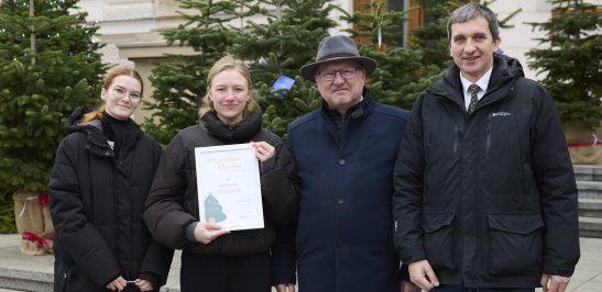 Na zdjęciu wręczanie Stypendium pod choinkę 2025
