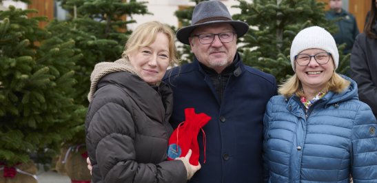 Na zdjęciu wręczanie ozdób dla Wydziałów podczas Kiermaszu Świątecznego PW 2025