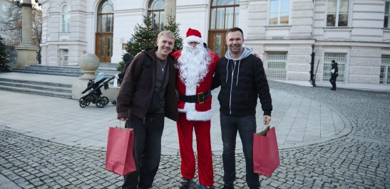Na zdjęciu św. Mikołaj ze studentami PW