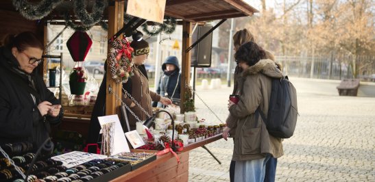 Na zdjęciu stanowiska wystawców podczas Kiermaszu Świątecznego PW 2025