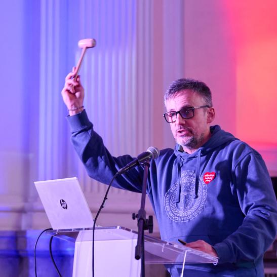 Na zdjęciu rzecznik prasowy Krzysztof Szymański podczas licytacji w ramach finału Wielkiej Orkiestry Świątecznej Pomocy na Politechnice Warszawskiej