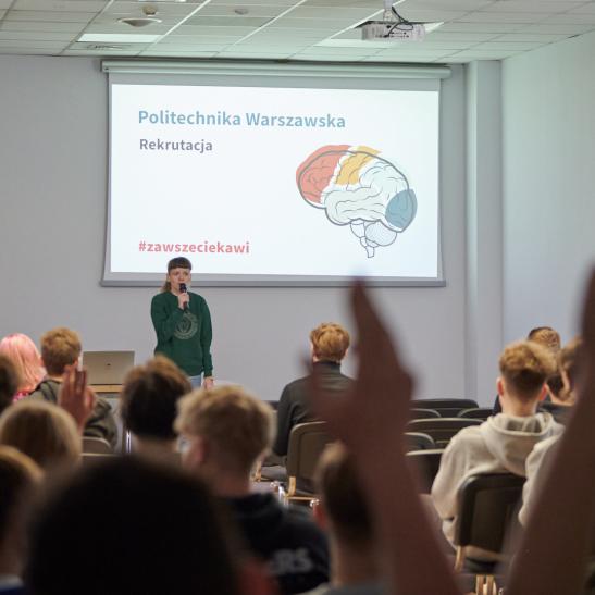 Na zdjęciu sala wypełniona ludźmi podczas prezentacji Politechniki Warszawskiej na Międzynarodowym Salonie Edukacyjnym