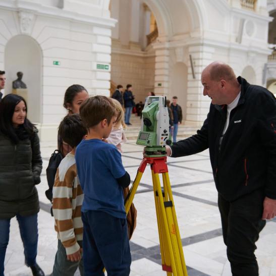Na zdjęciu ludzie na wystawie sprzętu geodezyjnego i nawigacyjnego