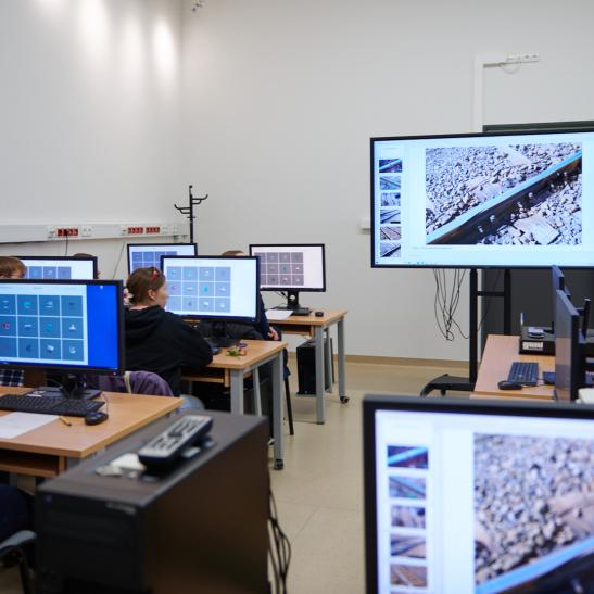 Na zdjęciu ludzie w laboratorium badań układów i urządzeń mechanicznych