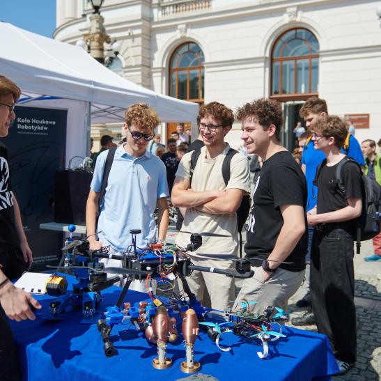 Na zdjęciu koła naukowe prezentują swoje projekty 