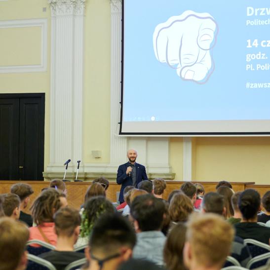 Na zdjęciu Mała Aula wypełniona ludźmi 