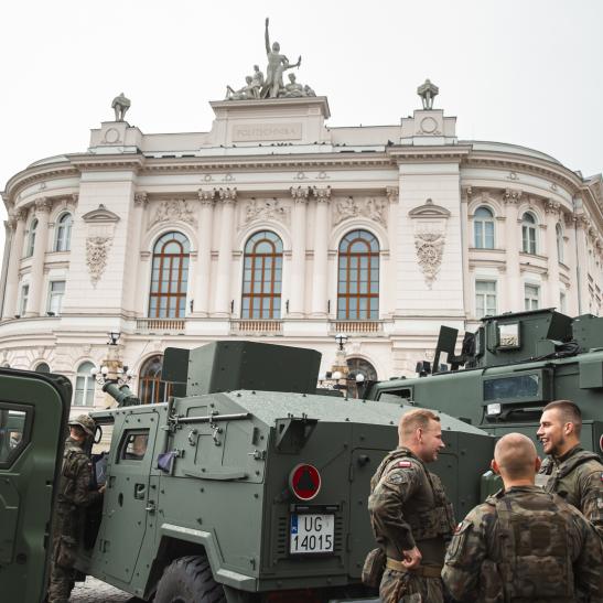 Na zdjęciu sprzęt wojskowy na placu przed Gmachem Głównym PW